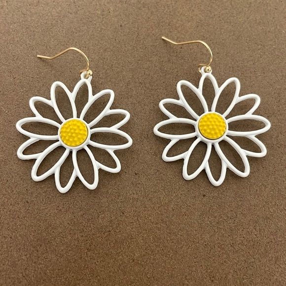 ❣️💛 A Daisy A Day White Yellow Earrings - Picture 2 of 2